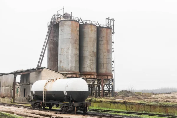 Mesttank Rails Van Het Spoorwegstation Tegen Achtergrond Van Oude Zandopslagtanks — Stockfoto