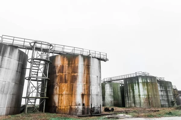 Старые Топливные Баки Пятнами Мазута Заброшенном Промышленном Заводе — стоковое фото