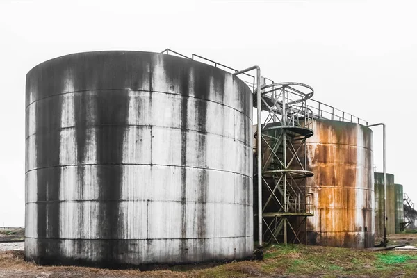 Tanques Óleo Combustível Antigos Com Manchas Óleo Combustível Vestígios Ferrugem — Fotografia de Stock