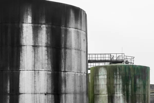 Oude Brandstofolietanks Met Brandstofolievlekken Een Verlaten Industriële Installatie — Stockfoto