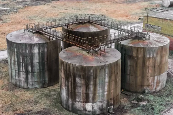 Oude Brandstofolietanks Met Vlekken Van Stookolie Een Verlaten Industriële Installatie — Stockfoto