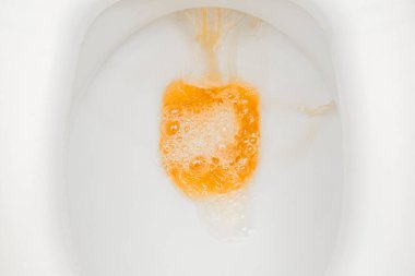 Kanalizasyondaki bir tuvalet varilinden kirli paslı suyu emmek, yakın plan..