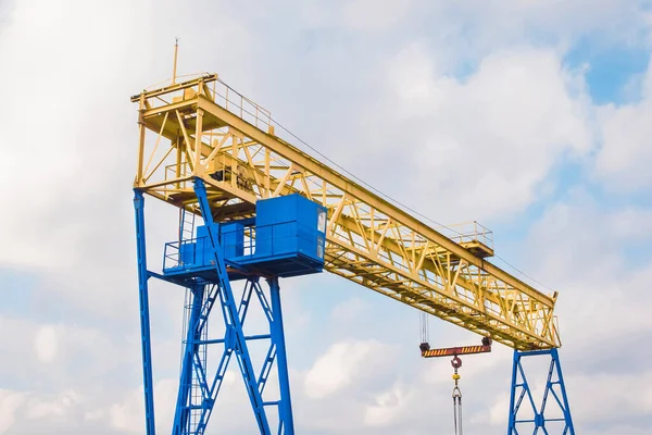 Overhead Industriell Hisskran Bakgrund Blå Himmel Med Moln — Stockfoto