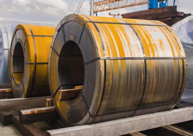 Sanayi bölgesi, paslı metal ambalajlı inşaat alanı, çelik depolama deposu..