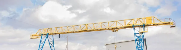 Industriell Overhead Hissa Konstruktion Kran Bakgrund Blå Himmel Med Moln — Stockfoto