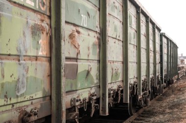 Demiryolu vagonu raylarda, endüstriyel malzeme ve malzeme taşımacılığı.