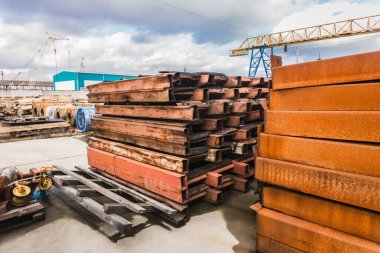 Deponun yakınındaki açık bir inşaat sahasında paslı metal malzemelerin depolanması..