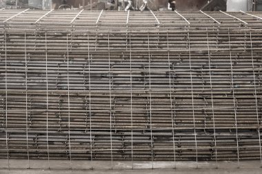 Fabrikadaki beton yapıların güçlendirilmesi. Endüstriyel atölyede armatür depolama malzemeleri. Uygun imalat.