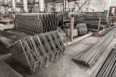 Fabrikadaki beton yapıların güçlendirilmesi. Endüstriyel atölyede armatür depolama malzemeleri. Uygun imalat.