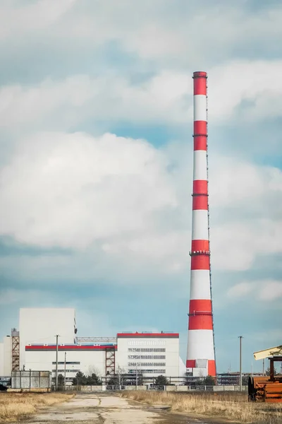 구름낀 배경에 발전소의 — 스톡 사진