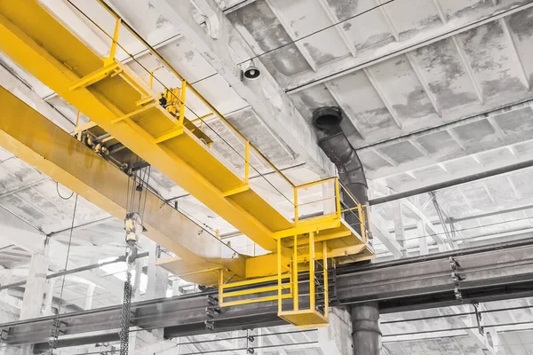 Γερανός Υπερυψωμένης Κατασκευής Στο Παρασκήνιο Βιομηχανικής Οικοδομικής Επιχείρησης — Φωτογραφία Αρχείου