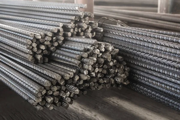 Fabrikadaki beton yapıların güçlendirilmesi. Endüstriyel atölyede armatür depolama malzemeleri. Uygun imalat.