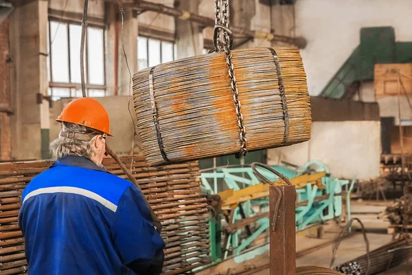 Hombre Trabajador Taller Refuerzo Casco Controla Equipo Para Mover Estructuras —  Fotos de Stock