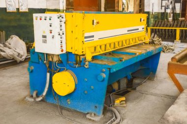 Metali güçlendirme atölyesinde kesmek için endüstriyel makine ekipmanı, çelik imalatı.