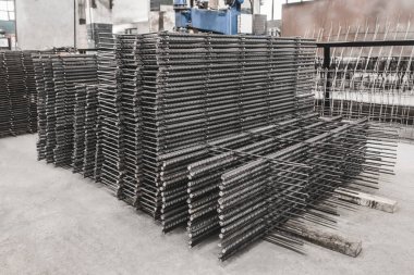 Fabrikadaki beton yapıların güçlendirilmesi. Endüstriyel atölyede armatür depolama malzemeleri. Uygun imalat.