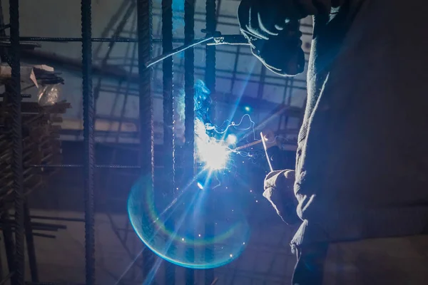 Çalışan Adam Bir Fabrika Veya Endüstriyel Işletmedeki Metal Yapılar Üzerinde — Stok fotoğraf