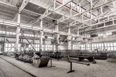 Endüstriyel bir işletmenin deposundaki valflerin üretimi ve depolanması için bir fabrikanın ya da atölyenin arka planı.