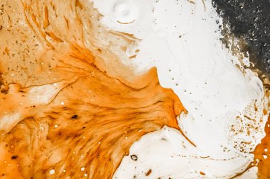 Endüstriyel bir fabrikadaki hava kompresörünün yağ-yoğunlaştırıcı karışımı..