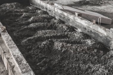 Beton döşemeler, beton döşemeler, temel malzemeler için beton-çakıl karışımı..