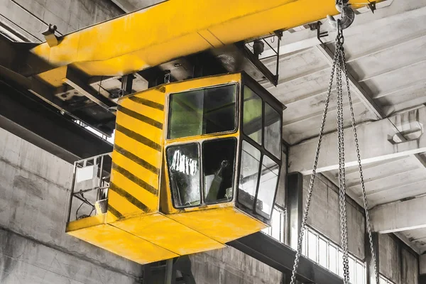 Overhead Kraan Takel Apparatuur Een Industriële Fabriek Vervoert Een Ijzeren — Stockfoto