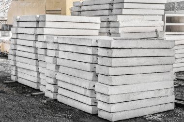 Bir depoda beton bloklar var. İnşaat alanındaki beton yapılar. Endüstriyel, inşaat malzemeleri.