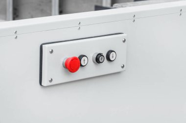 Yardım ve ulaşım engellileri için kaldırma platformunun modern panelini kontrol et, kapat.