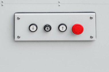 Yardım ve ulaşım engellileri için kaldırma platformunun modern panelini kontrol et, kapat.