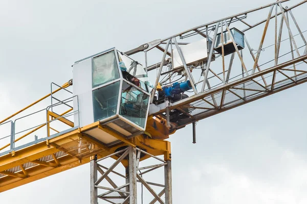 Torn Utrustning Industrikran Stuga Närbild Himlen Bakgrund Eller Byggarbetsplats — Stockfoto