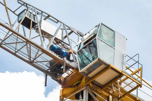 Tower Byggutrustning Konstruktion Kran Stuga Närbild Blå Himmel Bakgrund — Stockfoto