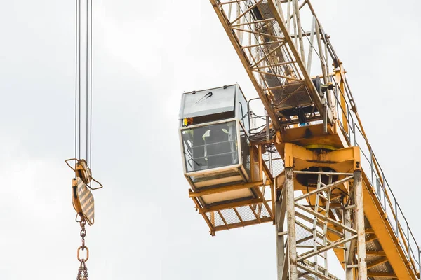 Cabine Guindaste Torre Industrial Mecanismo Elevação Com Corrente Gancho Fundo — Fotografia de Stock