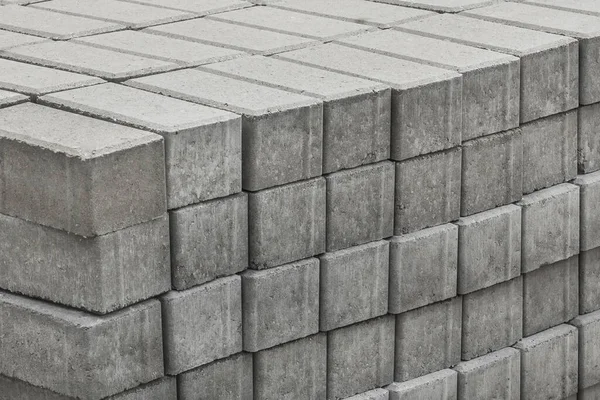 建筑工地的工业瓷砖人行道上堆放的堆放石板 — 图库照片