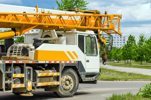 Makine endüstriyel taşımacılık ağır araç inşaat alanındaki kentsel alana gidiyor.