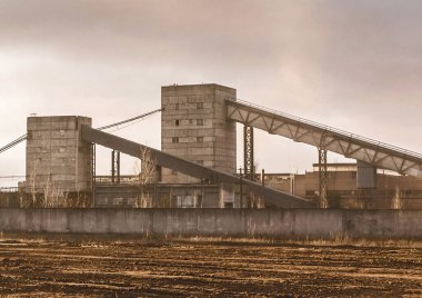 Yem, tahıl ve çimentoyu su ve havaya maruz kalmaktan korumak ve depolamak için konveyör bant kulesi. Silo endüstrisi, imalat, tarım endüstrisi tankları.
