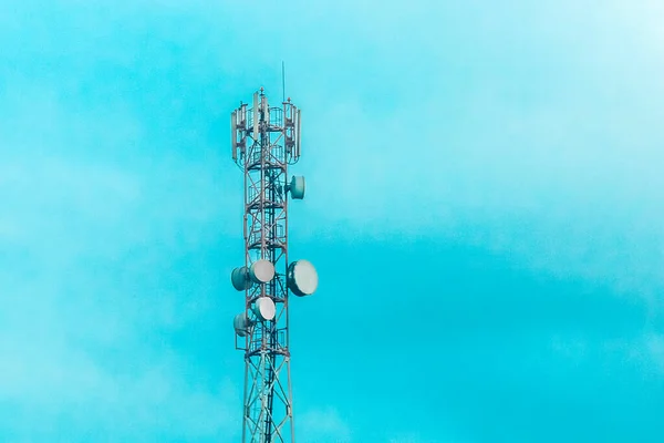 Mobilní Technika Telekomunikační Síť Věž Pozadí Modré Oblohy — Stock fotografie