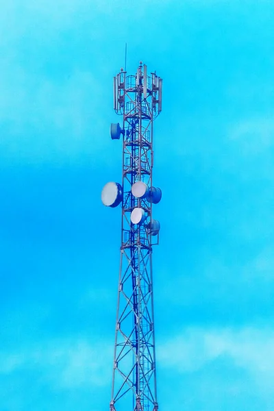 Torre Rede Telecomunicações Tecnologia Móvel Fundo Céu Azul — Fotografia de Stock