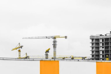İnşaat kulesi endüstriyel vinçleri yerleştirildi. Kentsel mimarinin yaratılmasında tasarım, geliştirme ve çalışma.