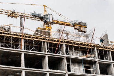Belarus, Minsk - 06 Mart 2020: inşaat alanında kule endüstriyel vinç. Kentsel mimarinin yaratılmasında tasarım, geliştirme ve çalışma.