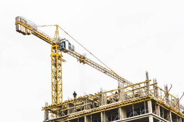 Belarus, Minsk - 06 Mart 2020: inşaat alanında kule endüstriyel vinç. Kentsel mimarinin yaratılmasında tasarım, geliştirme ve çalışma.
