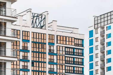 Yeni modern, yüksek katlı apartman dış yüzey, bir konut binasının dış cephesi..