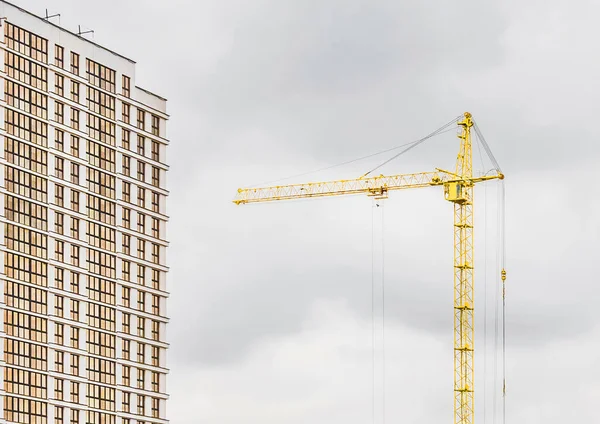Industrieturmdrehkran Baut Auf Einer Baustelle Ein Neues Modernes Stadthaus Bauentwicklung — Stockfoto