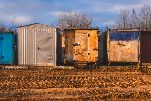 建筑工地上的旧铁制拖车 其脚印和图样来自沙地上工业运输的车轮和轮胎 — 图库照片