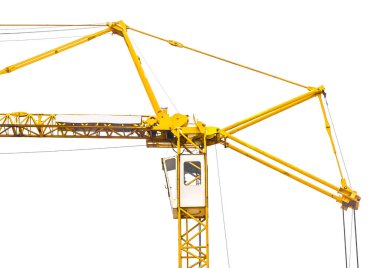 Sarı kule endüstriyel vinç gri gökyüzüne karşı.