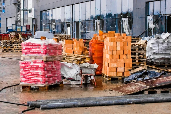 Λευκορωσία, Μινσκ - 14 Μαρτίου 2020: Αποθήκευση οικοδομικών υλικών και τούβλων σε υπαίθριο εργοτάξιο — Φωτογραφία Αρχείου