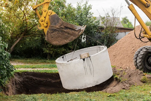 Escavadeira Com Balde Abaixando Para Poço Cabos Aço Anel Esgoto — Fotografia de Stock