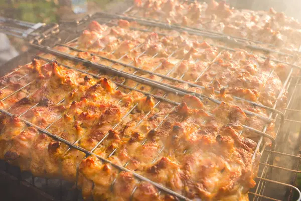 바베큐치킨 요리를 연기와 휴식으로 요리하는 — 스톡 사진