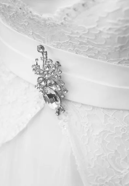 花嫁の結婚式の白いドレスにダイヤモンドの装飾ブローチ クローズアップ — ストック写真