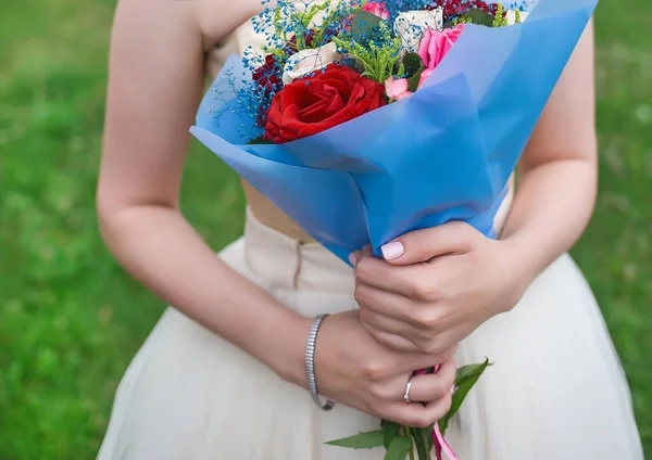 Руки Невесты Свадебном Платье Держат Букет Разноцветных Цветов Роз Голубой — стоковое фото