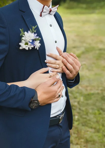 Mãos Noiva Noivo Abraçam Ternura Abraços Homem Uma Mulher Casamento — Fotografia de Stock