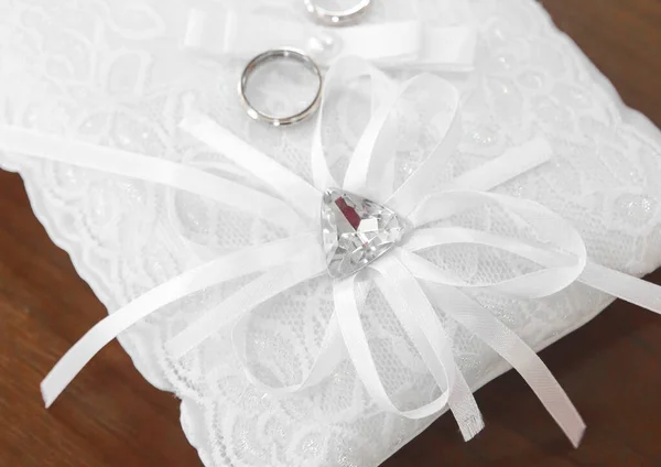登録事務所の白い小さな装飾枕の上に花嫁と新郎の結婚指輪 クローズアップ — ストック写真