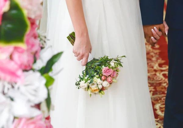 Bride White Dress Holds Wedding Bouquet Flowers Her Hand Close — Stock Photo, Image